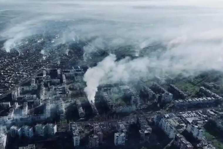 ЗСУ показали нові кадри Бахмута, який палає через фосфорні атаки Росії