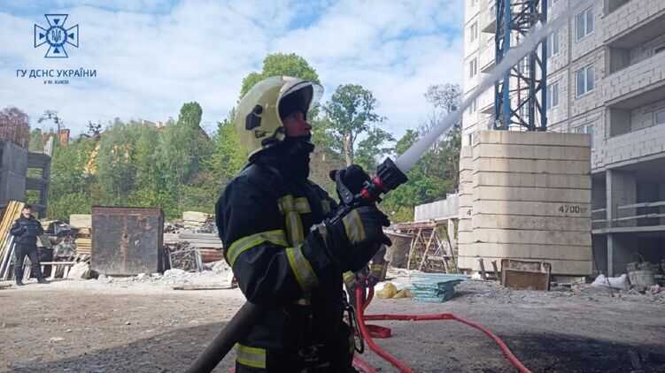 У Києві спалахнув житловий комплекс у районі Караваєвих дач