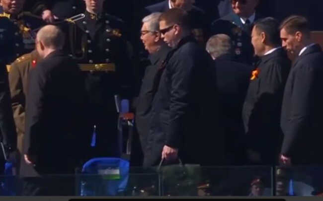 Путін прибув на "парад Перемоги" з таємничою валізкою