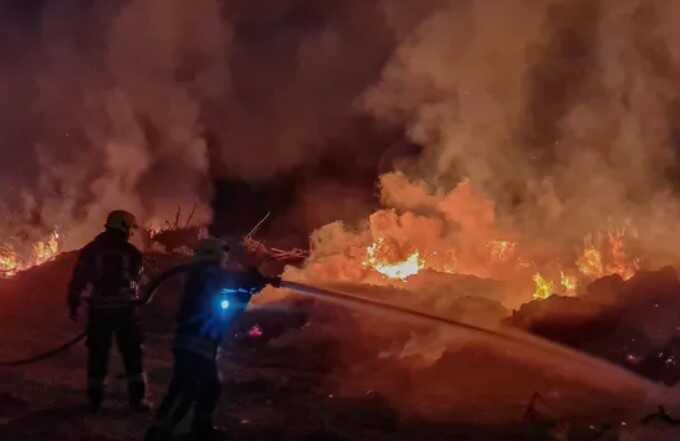 У Києві сталась масштабна пожежа на сміттєзвалищі