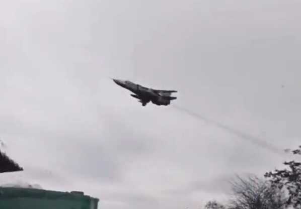 Проліт українського бомбардувальника СУ-24М з двома ракетами Х-25 на наднизькій висоті