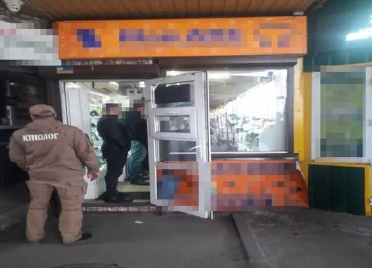 У Києві консультант магазину електроніки разом із телефонами збував клієнтам наркотики