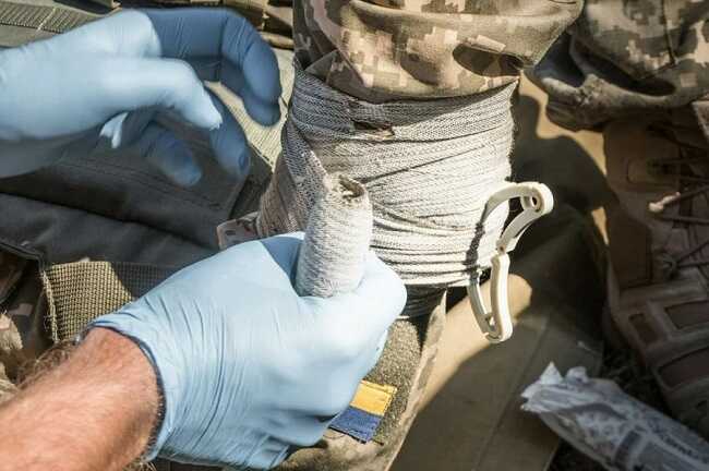 Украинским медикам в зоне боевых действий повысят зарплату