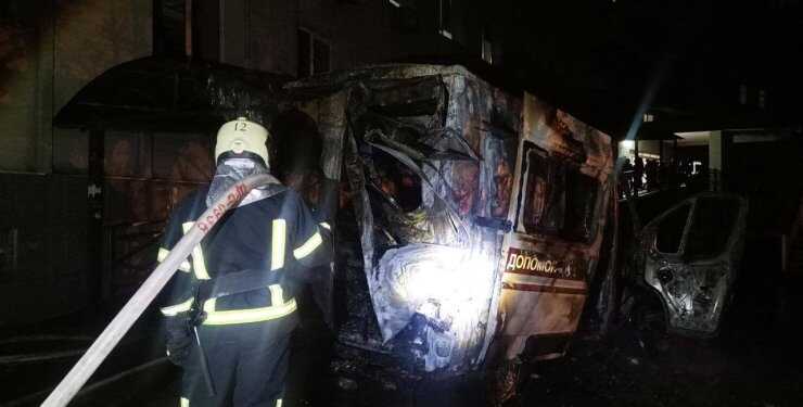 Є загиблі: у Києві згоріла машина швидкої допомоги