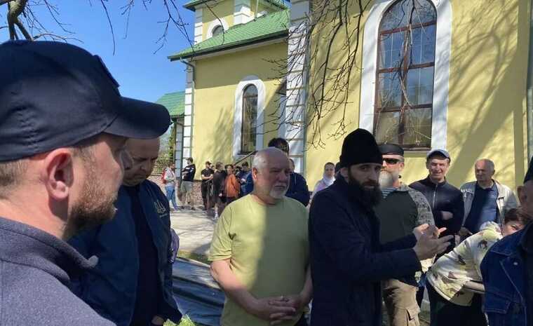 Під Києвом громада перейшла до ПЦУ: священик МПЦ викликав слідчих