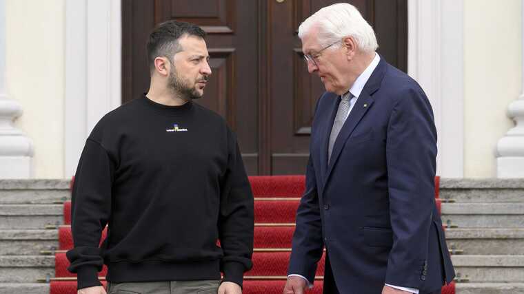 Зеленский расписался в гостевой книге президента Германии Франко-Вальтера Штайнмайера