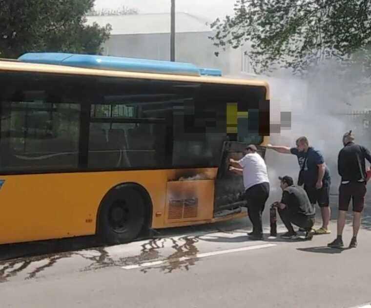 У Дніпрі посеред дороги спалахнув автобус