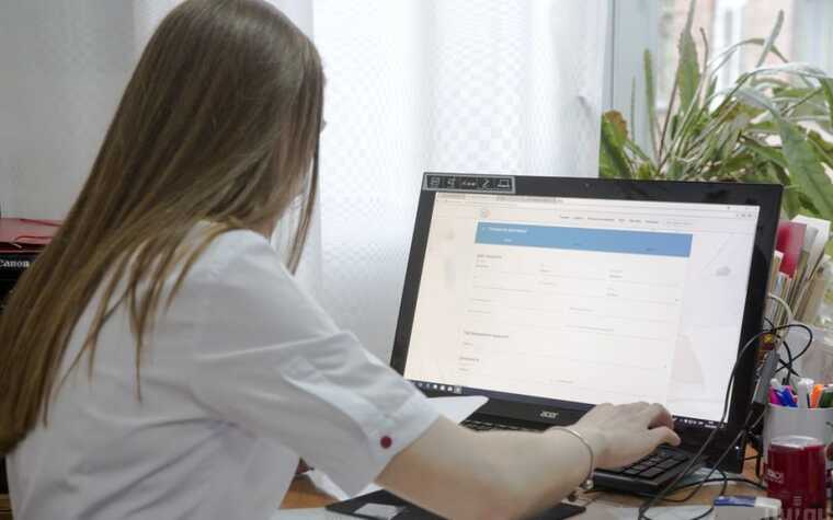 Фейкові записів до лікарів в електронній медичній системі HELSI. Кому це вигідно