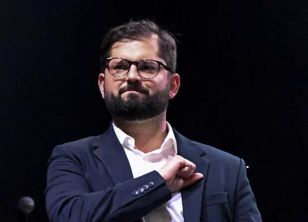 Президент Чилі застряг на дитячій гірці та зламав її