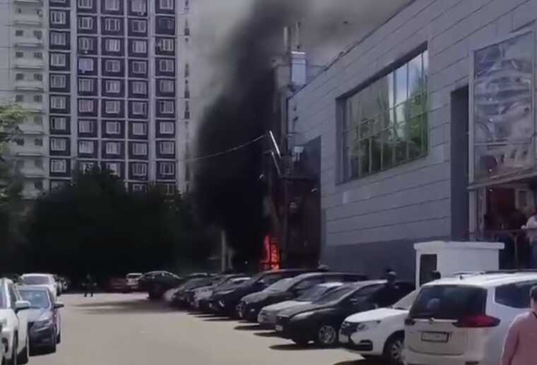 У Москві стався вибух у магазині, почалася пожежа
