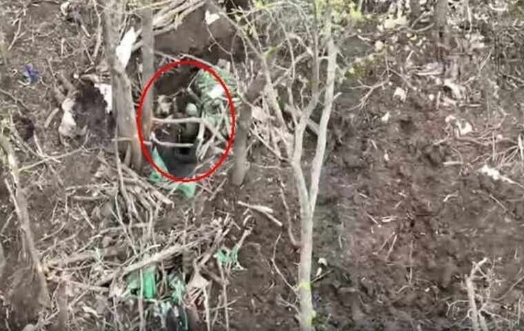 Оккупант сдается в плен бойцам 80-й ОДШБ