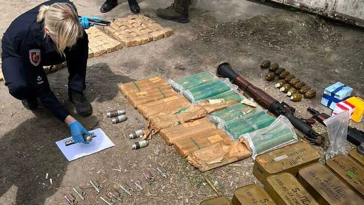 Гранатомети, патрони та снаряди. У гаражі киянина поліція знайшла арсенал зброї