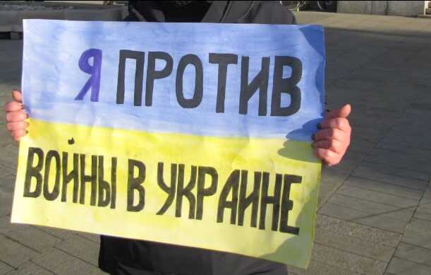 “Не можна вбивати людей”: в РФ засудили жінку, яка випустила стикери проти війни