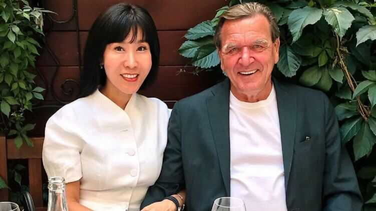 Дружину колишнього німецького канцлера Шредера звільнили після візиту до посольства РФ