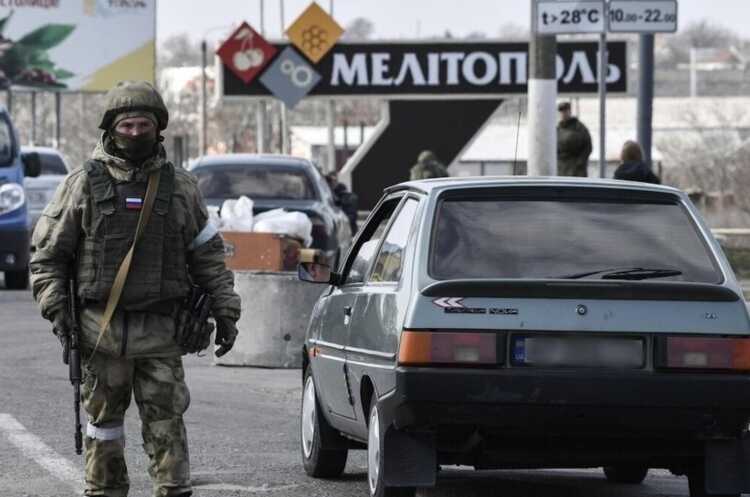 В Мелитополе оккупанты поощряют местных воевать против Украины: обещают деньги и льготы