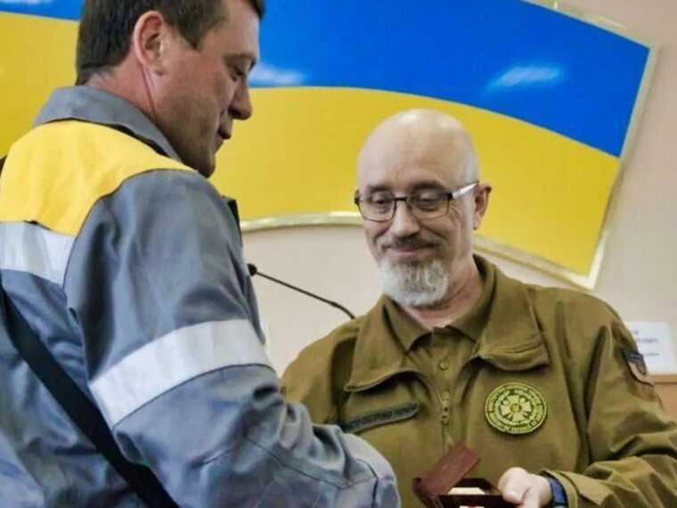 Міністр оборони вручив державні нагороди 7 енергетикам ДТЕК