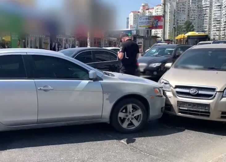 У Києві чоловік побив водія, викрав його авто та потрапив у ДТП