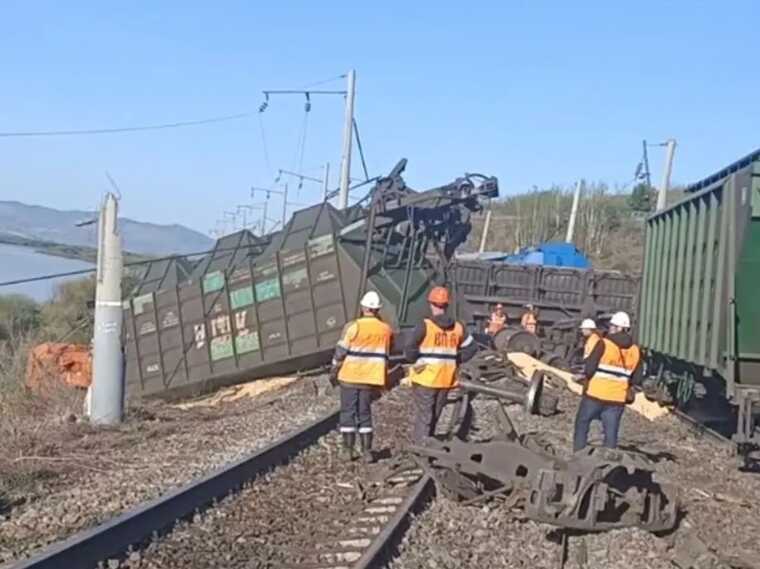 У Росії 13 грузових вагонів зійшли із рейок: рух призупинено