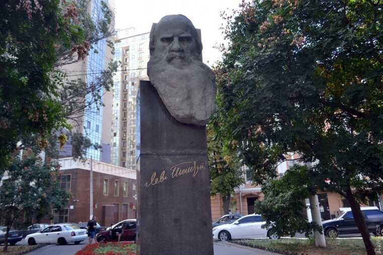 В Одесі знесуть пам’ятник Льву Толстому