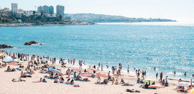Пляжі Одеси заполонили відпочиваючі, незважаючи на війну та мінну небезпеку