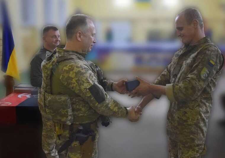 Сирський побував на передовій на Бахмутському напрямку і нагородив українських воїнів