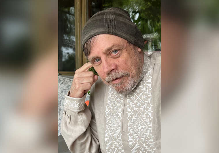 Зірка "Зоряних воєн" Марк Гемілл показався в унікальній вишиванці та закликав допомагати Україні