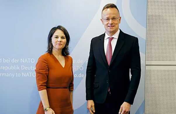 Бербок та Сійярто посварилися у Брюсселі через блокування допомоги Україні, - Politico