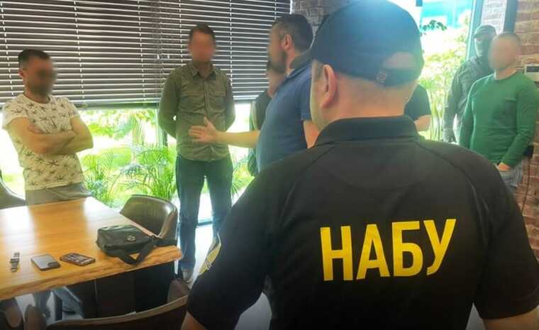 НАБУ затримало двох чоловіків, що підбурювали аграріїв до надання хабарів