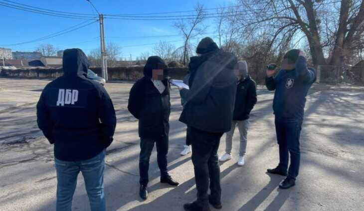 Адвокат с Житомирским выдавал себя за работника ДБР и требовал деньги