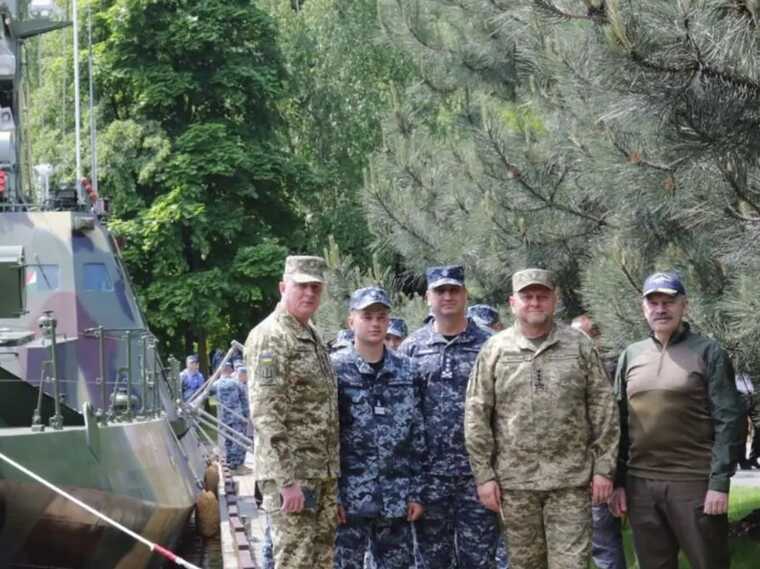 Залужний особисто передав ВМС броньований артилерійський катер "Буча"