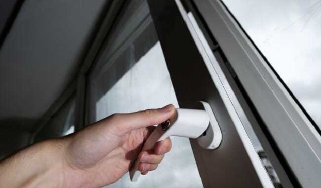 Сезон відкритих вікон. Поліцейські нагадали, як уберегти дитину від небезпеки