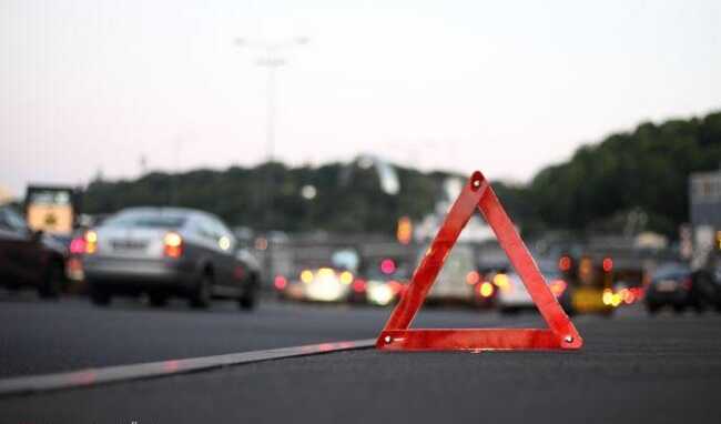 В Киевской области мотоциклист влетел у людей на пешеходном переходе