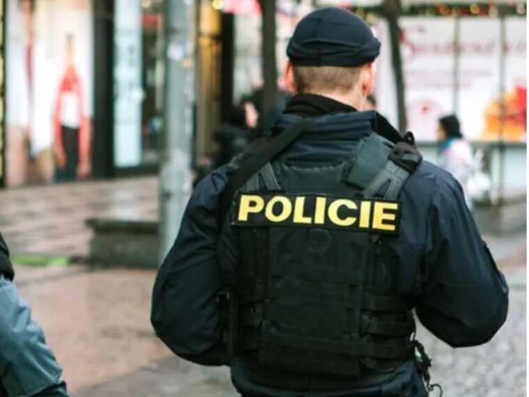 У Чехії жінка підняла прапор ПВК "Вагнер": нею зайнялася поліція