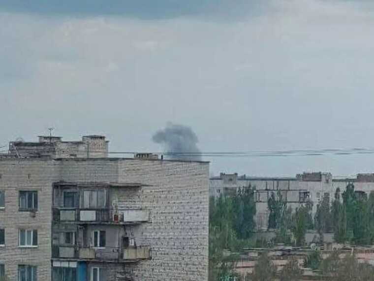 Під окупованою Кадіївкою прогриміли вибухи і піднявся дим