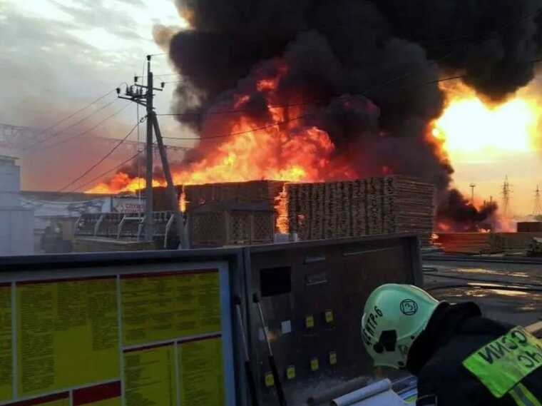 У російському Челябінську спалахнула потужна пожежа: піднялася стіна вогню і диму