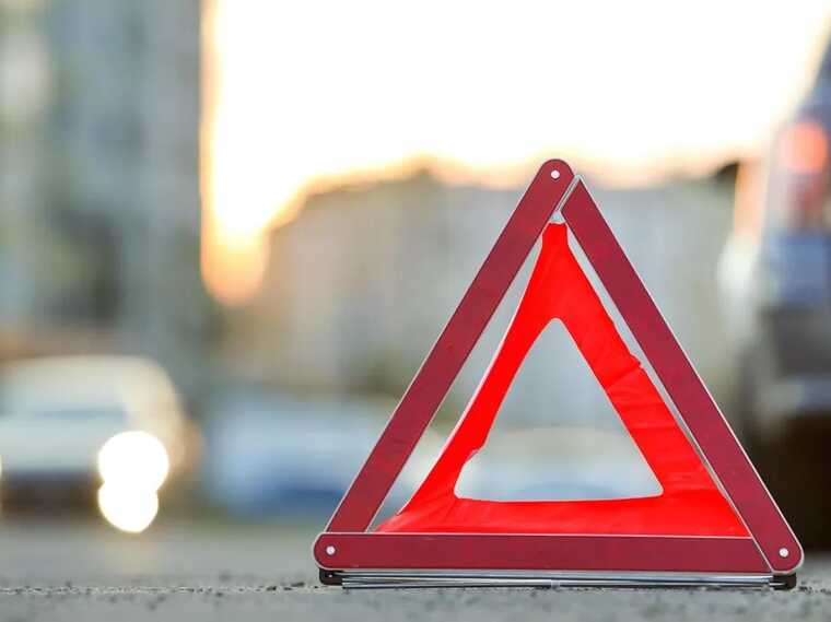 У Києві внаслідок ДТП у легковика вирвало двигун: є потерпілий