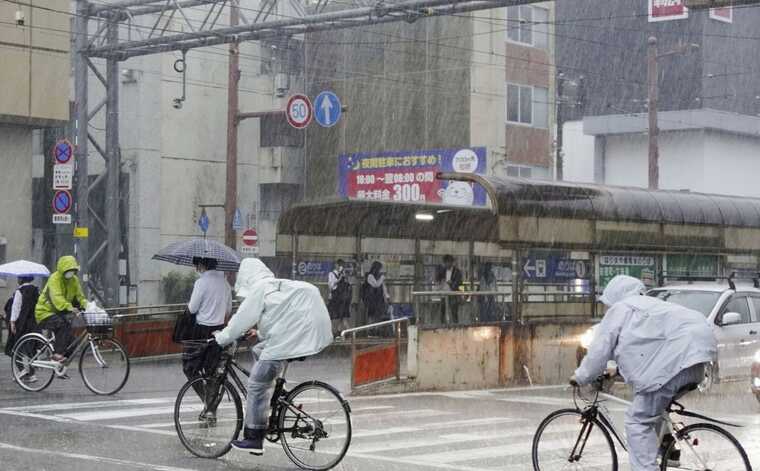 На південь Японії обрушився тайфун Мавар: оголошено евакуацію