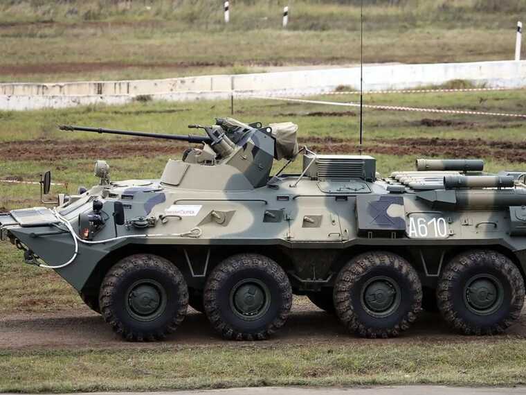 В оккупированном Шахтерске БТР захватчиков раздавил авто мирных жителей: два человека погибли