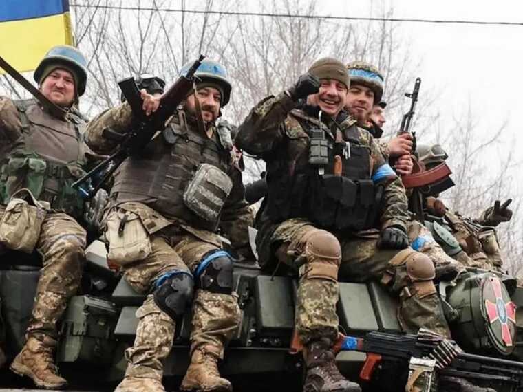 Австралия передала ВСУ брутально-уродливые грузовики: ВСУ превратили их в такси