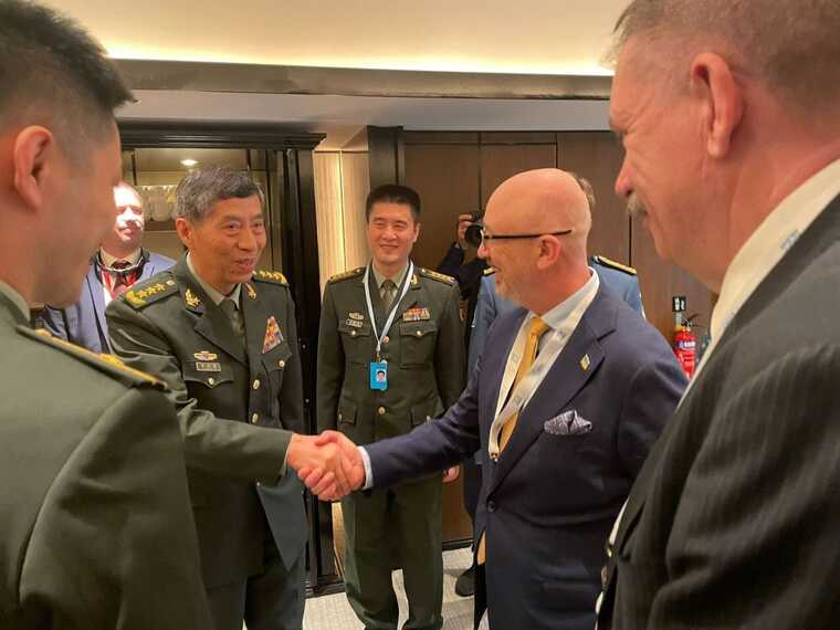 У міноборони Китаю пообіцяли розширити військовий зв’язок з Україною – Bloomberg
