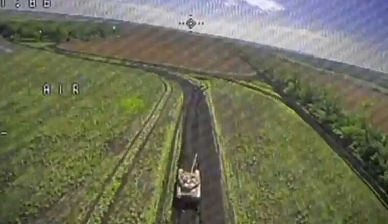 Українські воїни накрили ворожий танк "пекельним" вогнем