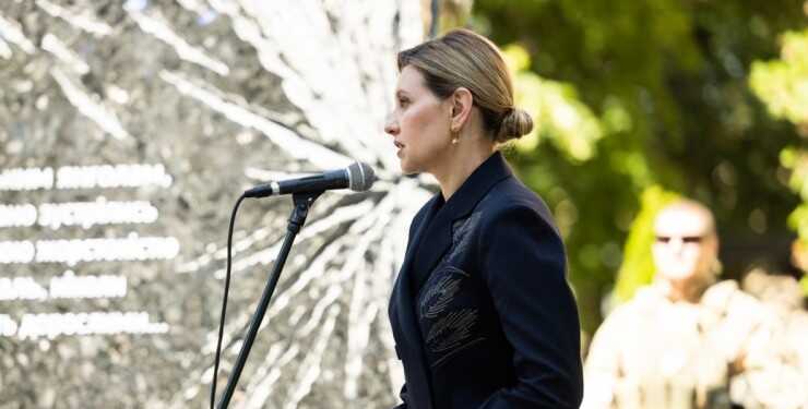 Олена Зеленська розплакалася, відкриваючи меморіал загиблим дітям у Харкові