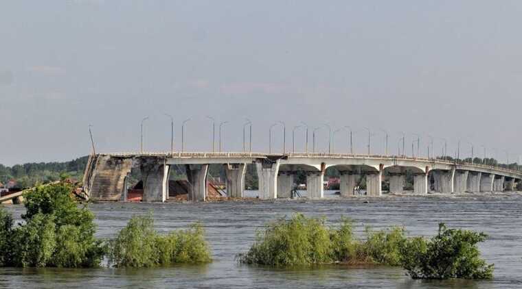 Катастрофа на Херсонщині. Вода поступово підтоплює Антонівський міст