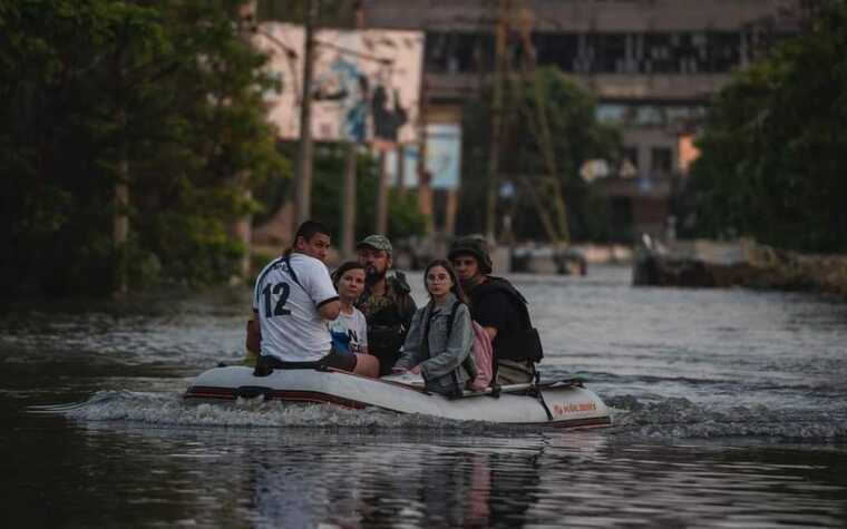 Зеленский в Херсоне посетил переправу, по которой осуществляется эвакуация