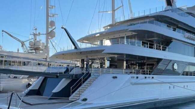 Яхта Медведчука пропливає повз Україну