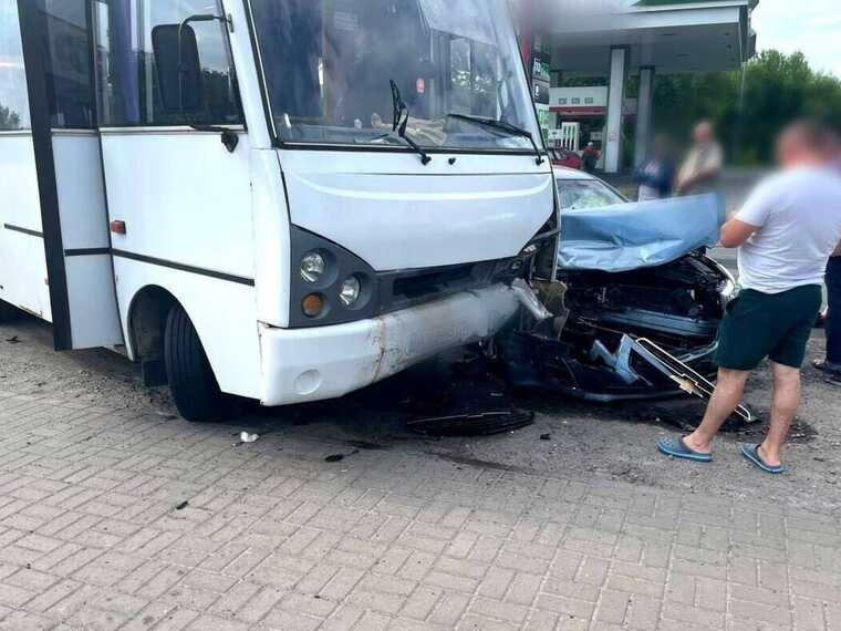 На Київщині сталося лобове зіткнення легковика та маршрутки: є постраждалі