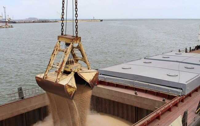 Російські загарбники відправляють із порту Маріуполя чергову партію краденого зерна