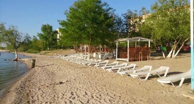 В воде в Николаеве на Намыве полно мусора – купаться не стоит