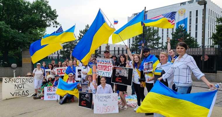 У Вашингтоні активісти пікетували посольство РФ з вимогою припинити воєнні злочини в Україні