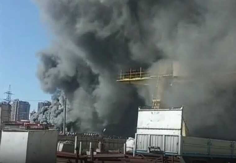 В Петербурге масштабный пожар, горит производственное здание